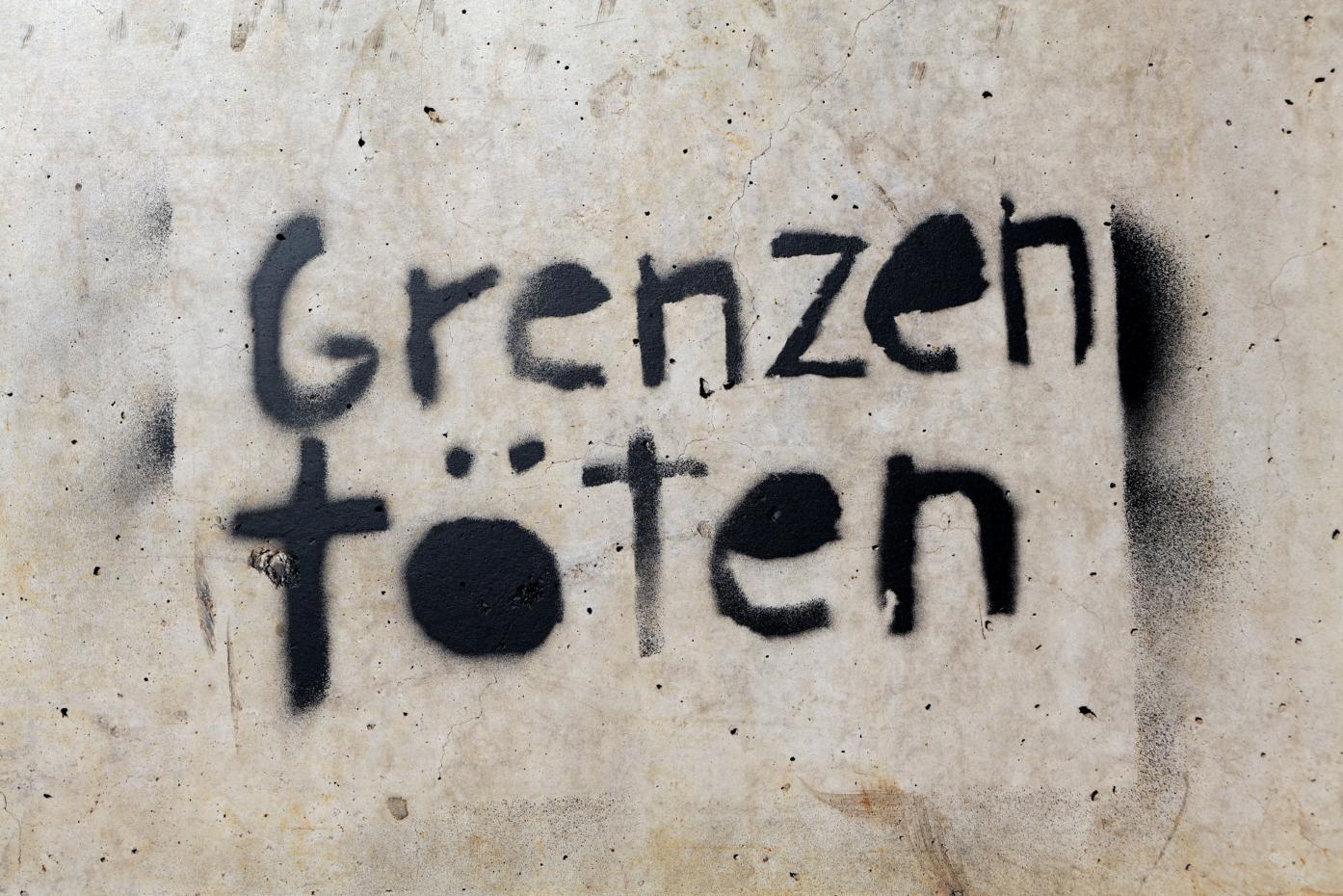 auf eine Mauer ist der Schriftzug Grenzen töten gesprayt