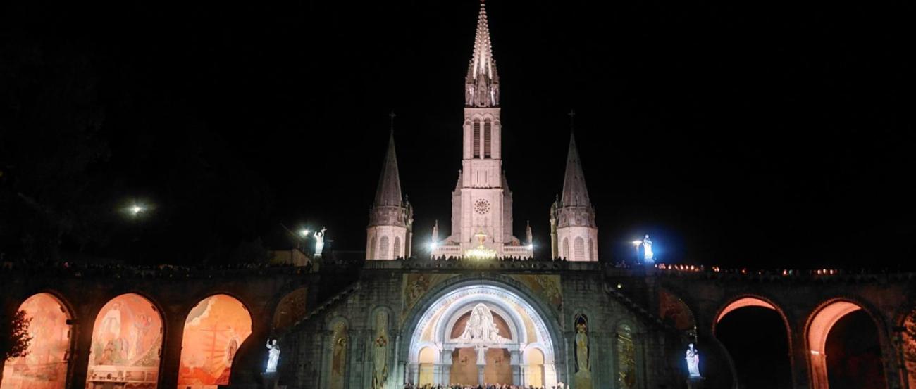 Blick auf die Basilika in Lourdes bei Nacht