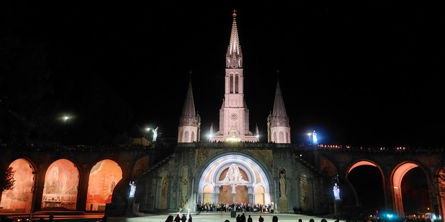 Blick auf die Basilika in Lourdes bei Nacht