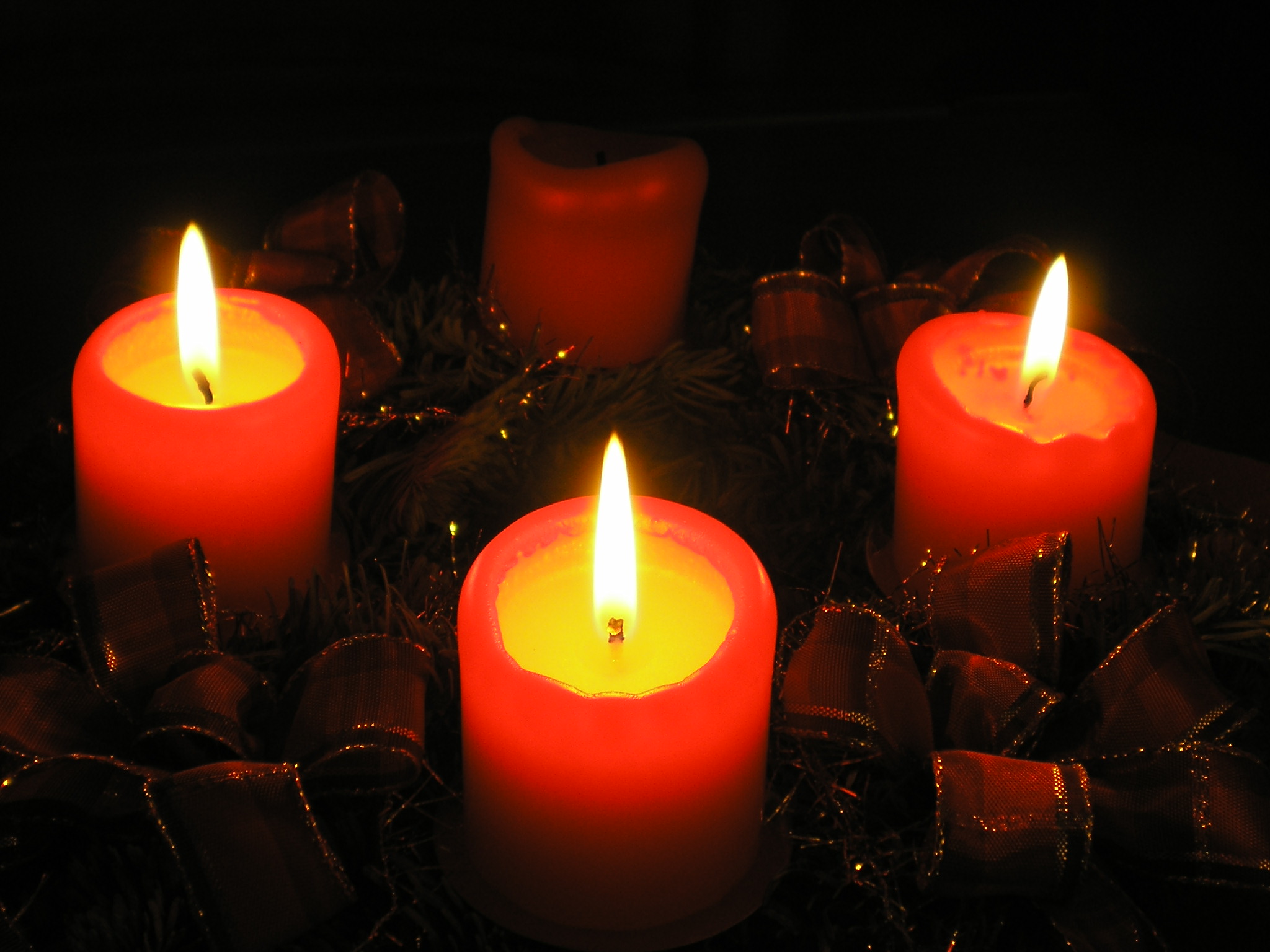 Adventskranz mit 3 brennenden Kerzen