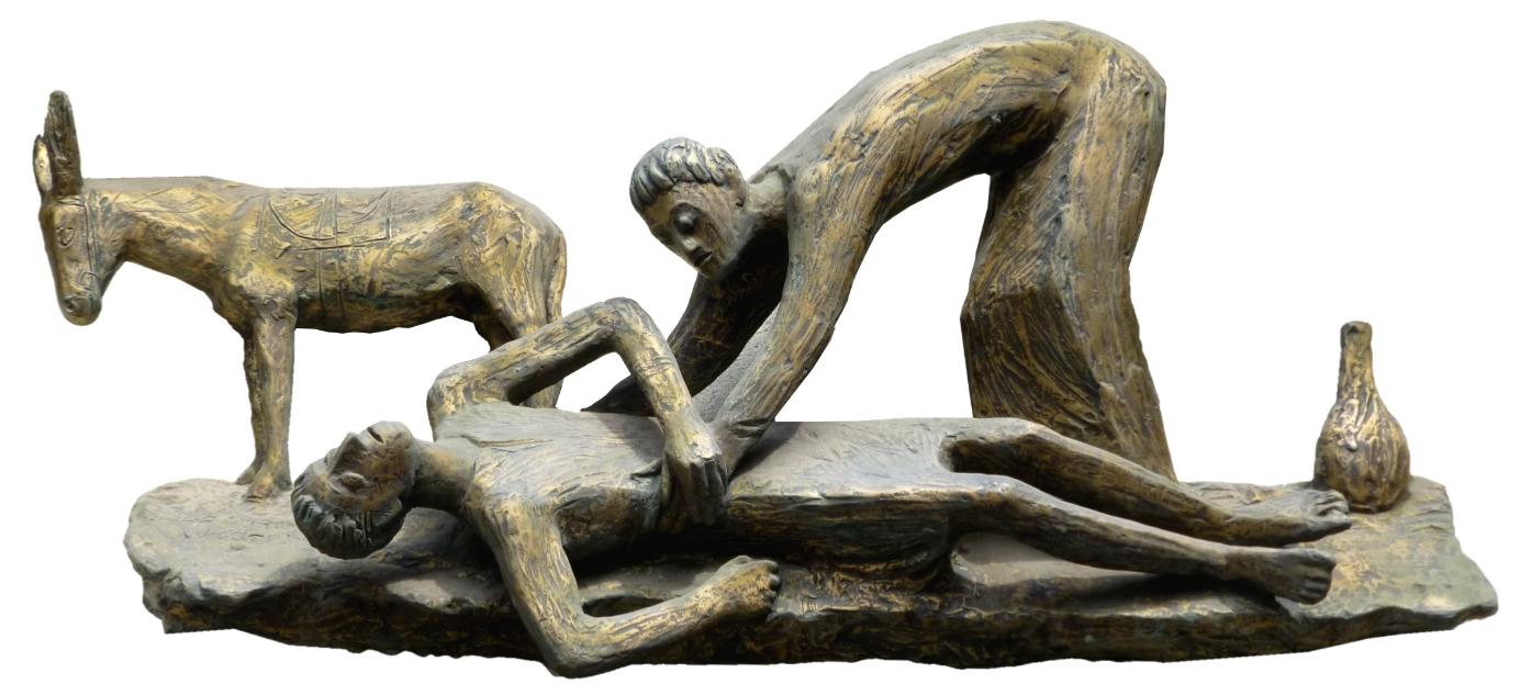 Skulptur-Darstellung an einer Hausfassade in Würzburg, ein Mensch liegt am Boden, ein anderer Mann beugt sich über ihn und verarztet die Wunden