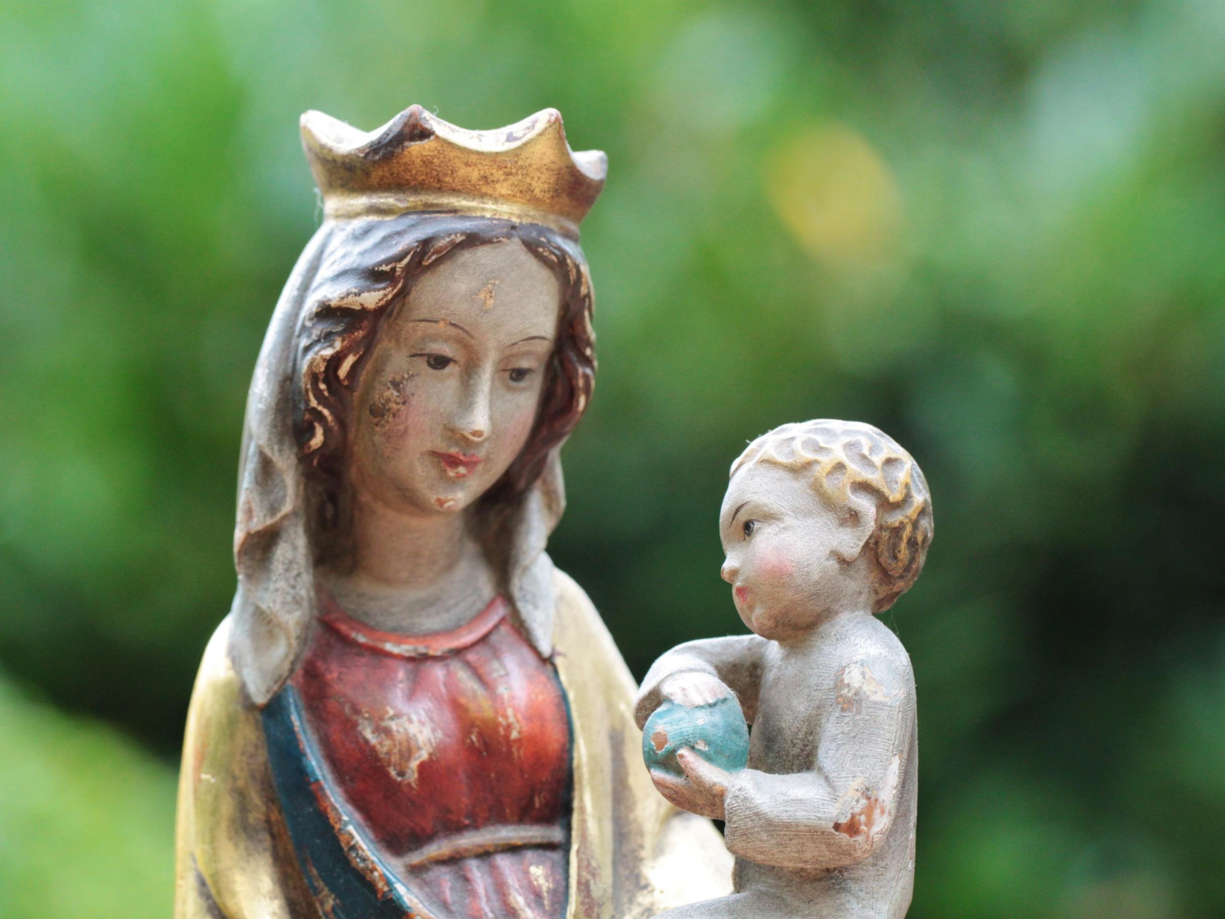 angemalte hölzerne Marienfigur mit Krone und Jesuskind im linken Arm