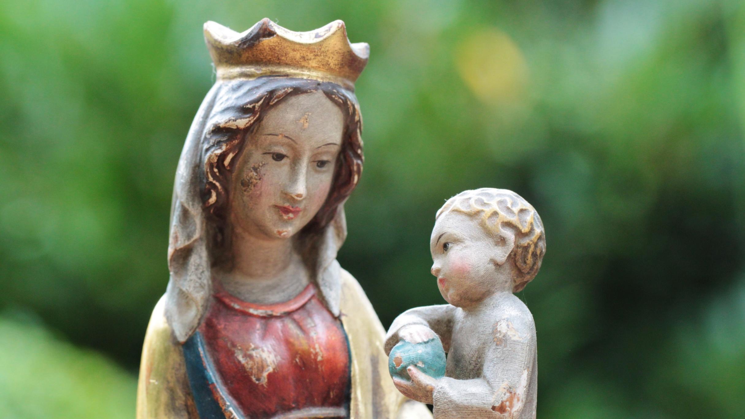 angemalte hölzerne Marienfigur mit Krone und Jesuskind im linken Arm