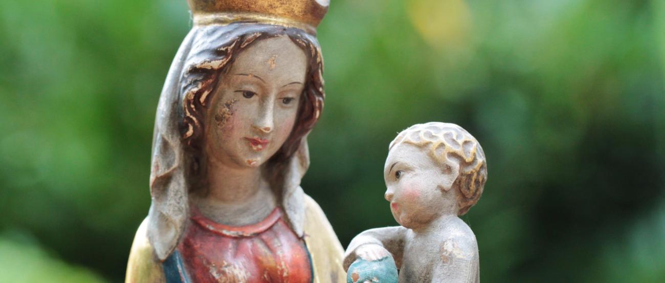 angemalte hölzerne Marienfigur mit Krone und Jesuskind im linken Arm