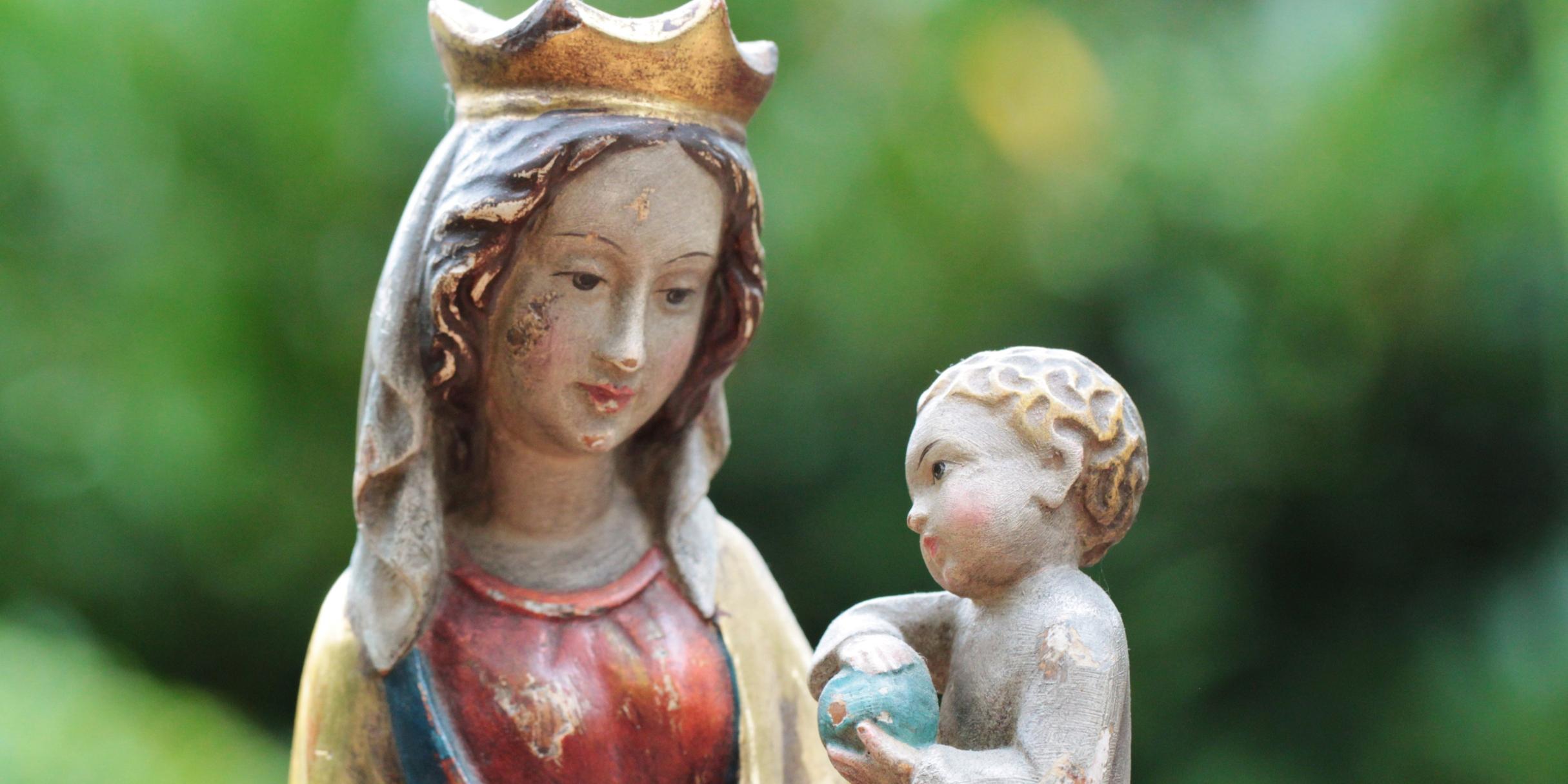 angemalte hölzerne Marienfigur mit Krone und Jesuskind im linken Arm