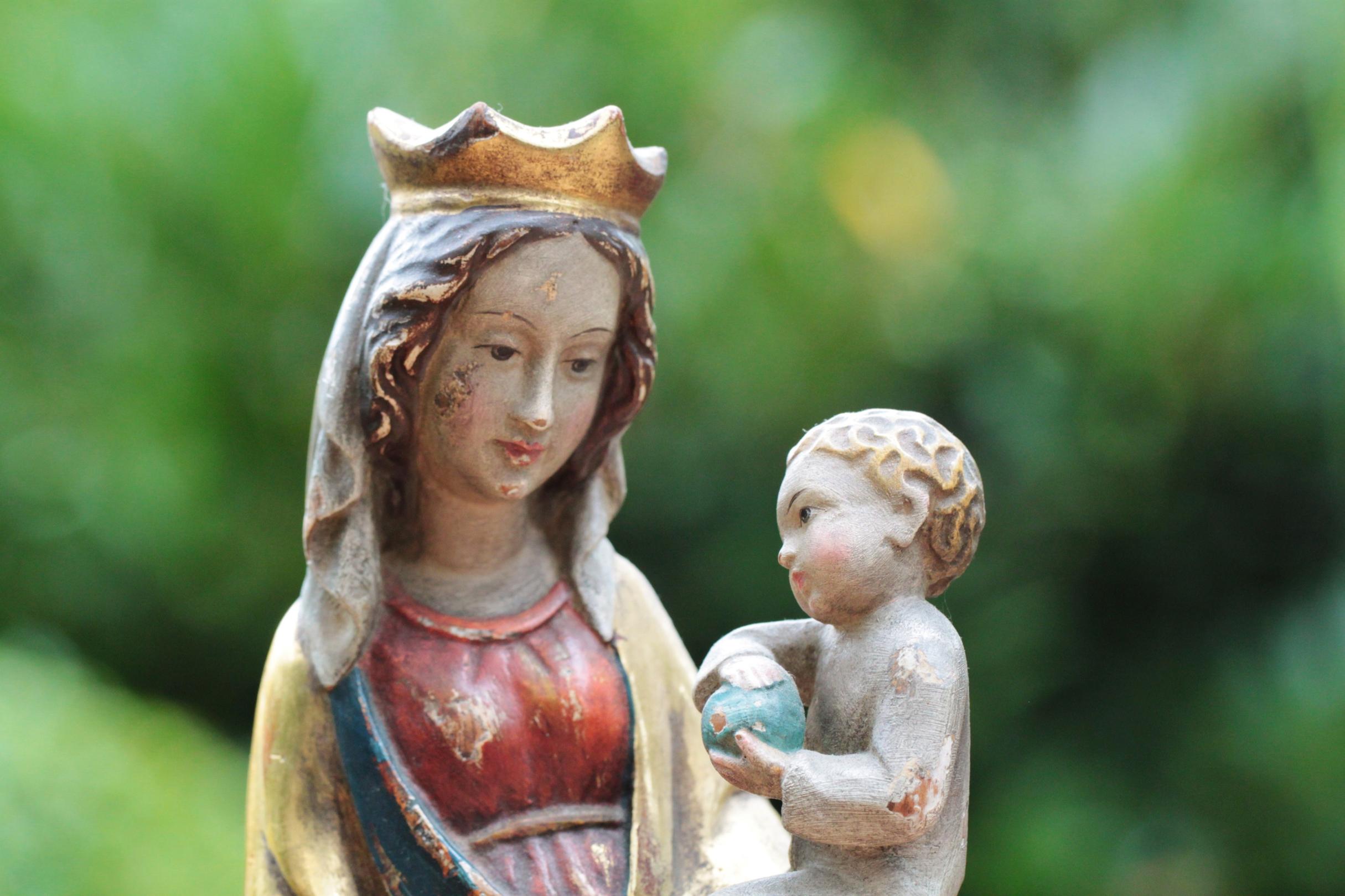 angemalte hölzerne Marienfigur mit Krone und Jesuskind im linken Arm