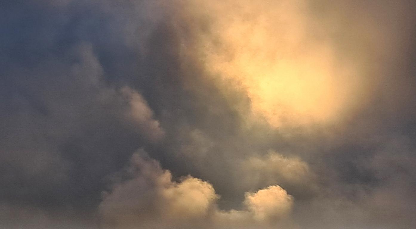 Wolkenformationen am Himmel, das Sonnenlicht bahnt sich einen Weg durch die Wolken