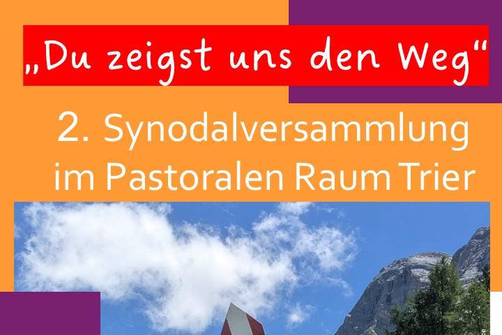 ein Wegweiser aus Holz zeigt mit der Spitze in den Himmel, an dem sich leichte Wolken zeigen