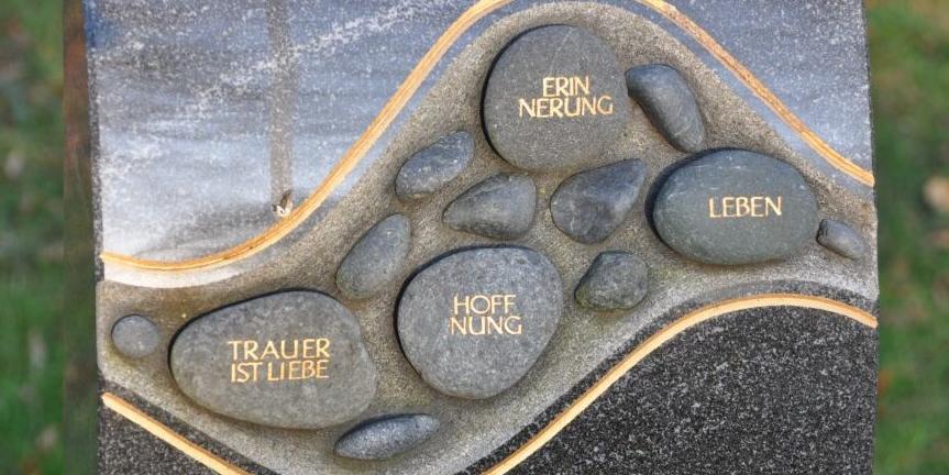 Stele im Trauergarten