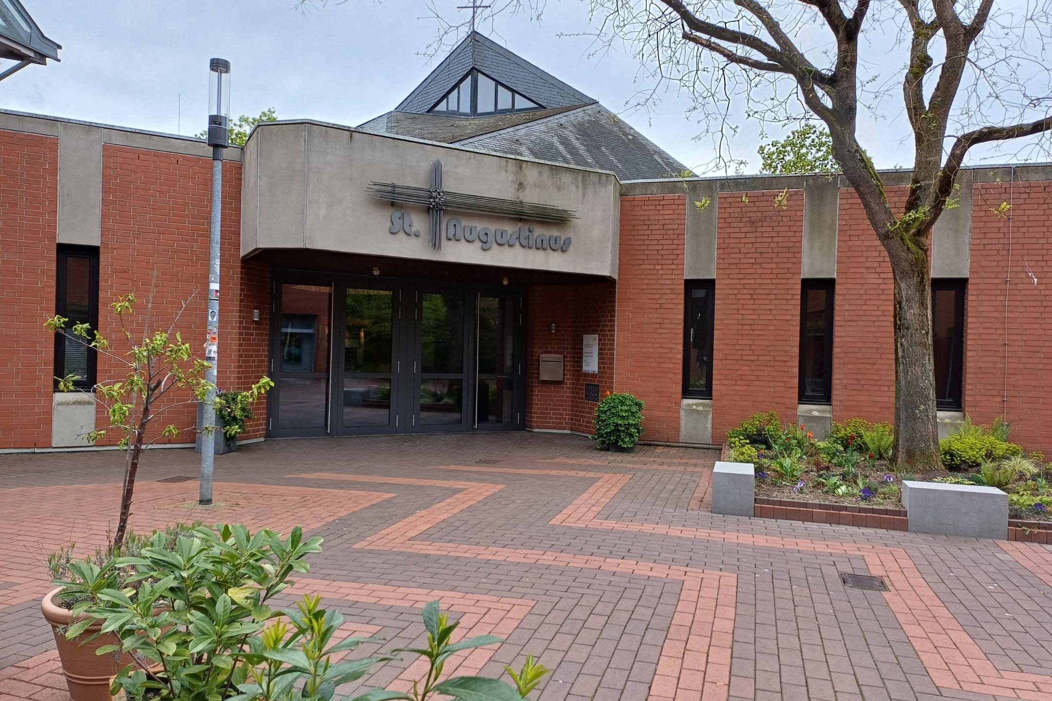 Blick auf den Eingangsbereich zur Kirche St. Augustinus