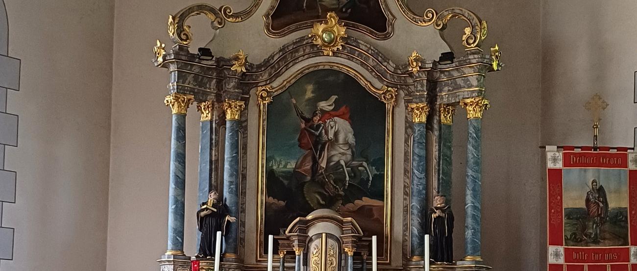 Hochaltar Kirche St. Georg Trier Irsch, davor der Volksaltar aus hellem Stein