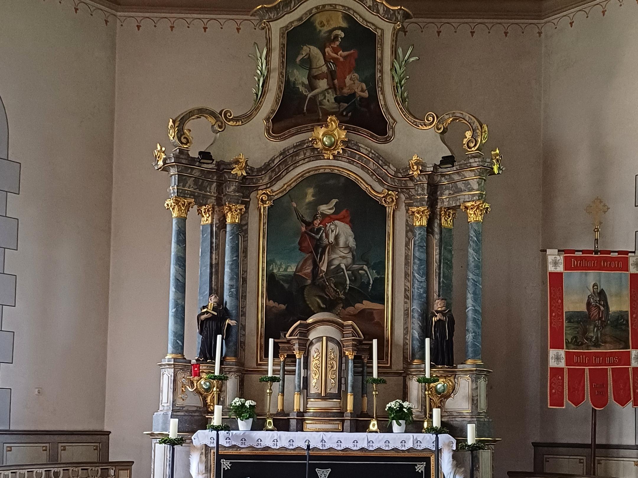 Hochaltar Kirche St. Georg Trier Irsch, davor der Volksaltar aus hellem Stein