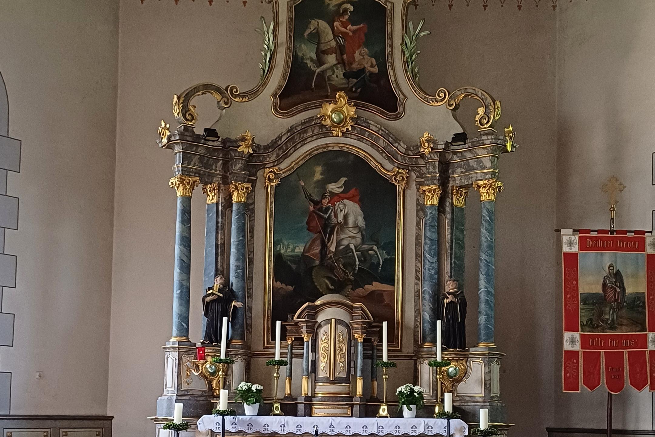 Hochaltar Kirche St. Georg Trier Irsch, davor der Volksaltar aus hellem Stein