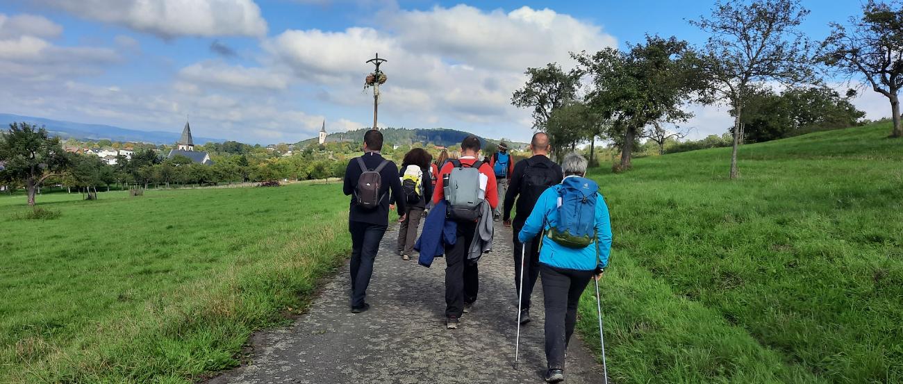 Pilger und Pilgerinnen auf dem Weg nach Klausen