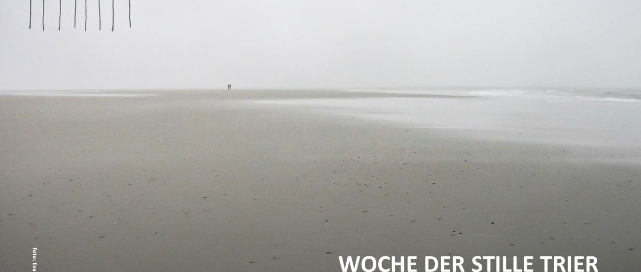 Das Plakat zeigt einen einsamen Strand am Ufer des Meeres