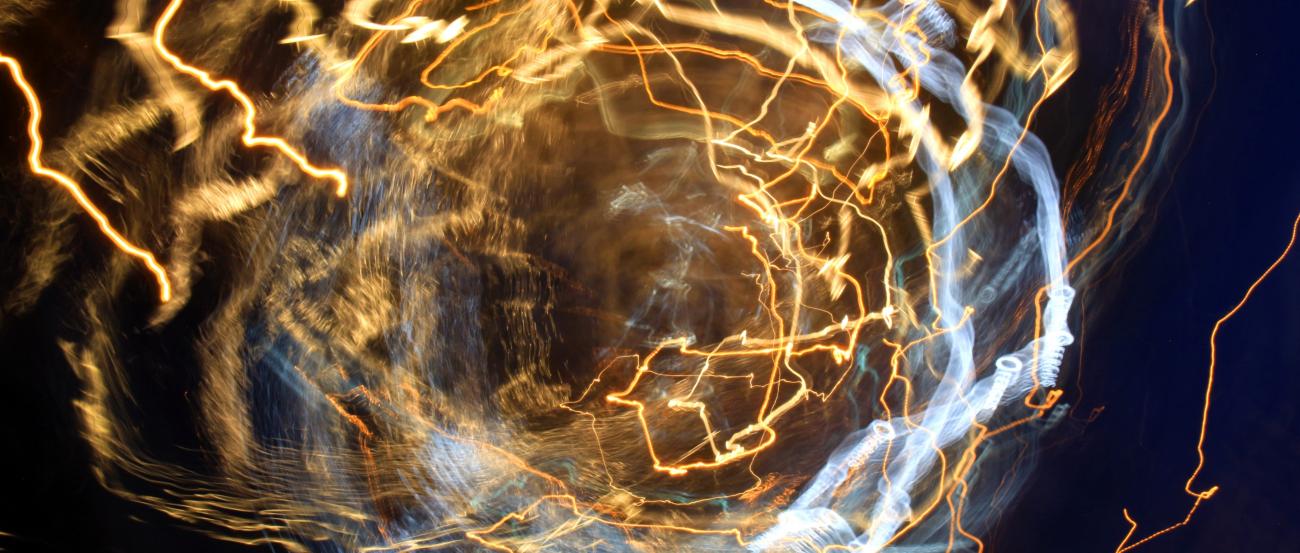 leuchtende chaotische Linien vor schwarzem Hintergrund