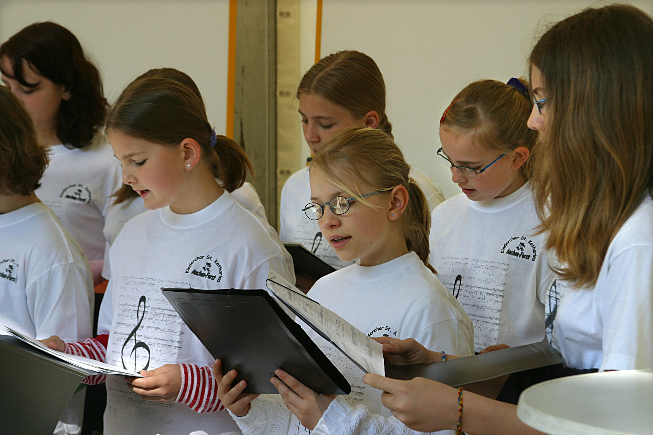 7 Mädchen singen gemeinsam