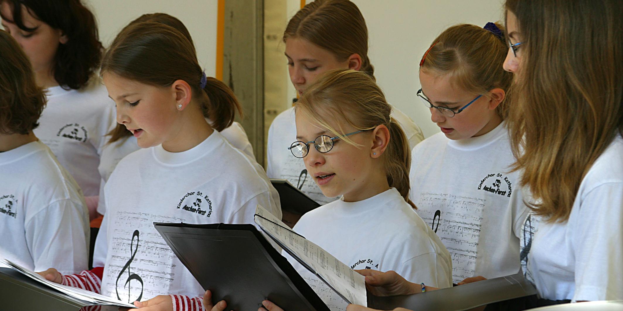 7 Mädchen singen gemeinsam