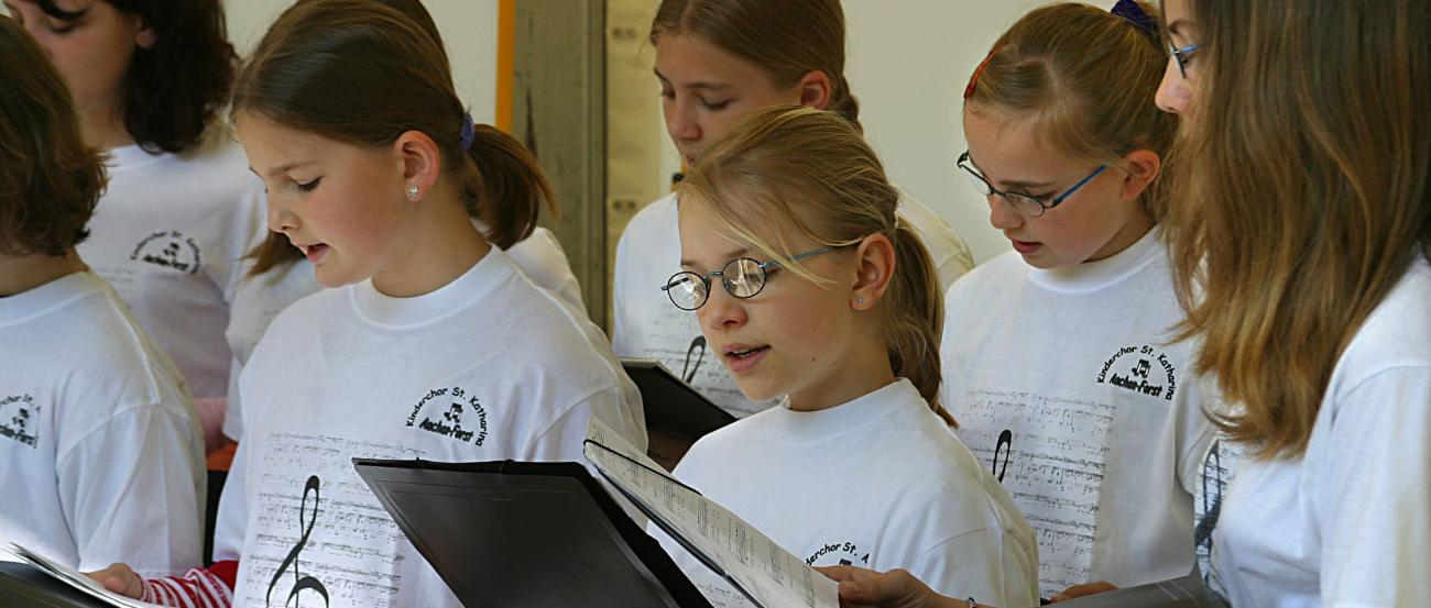 7 Mädchen singen gemeinsam