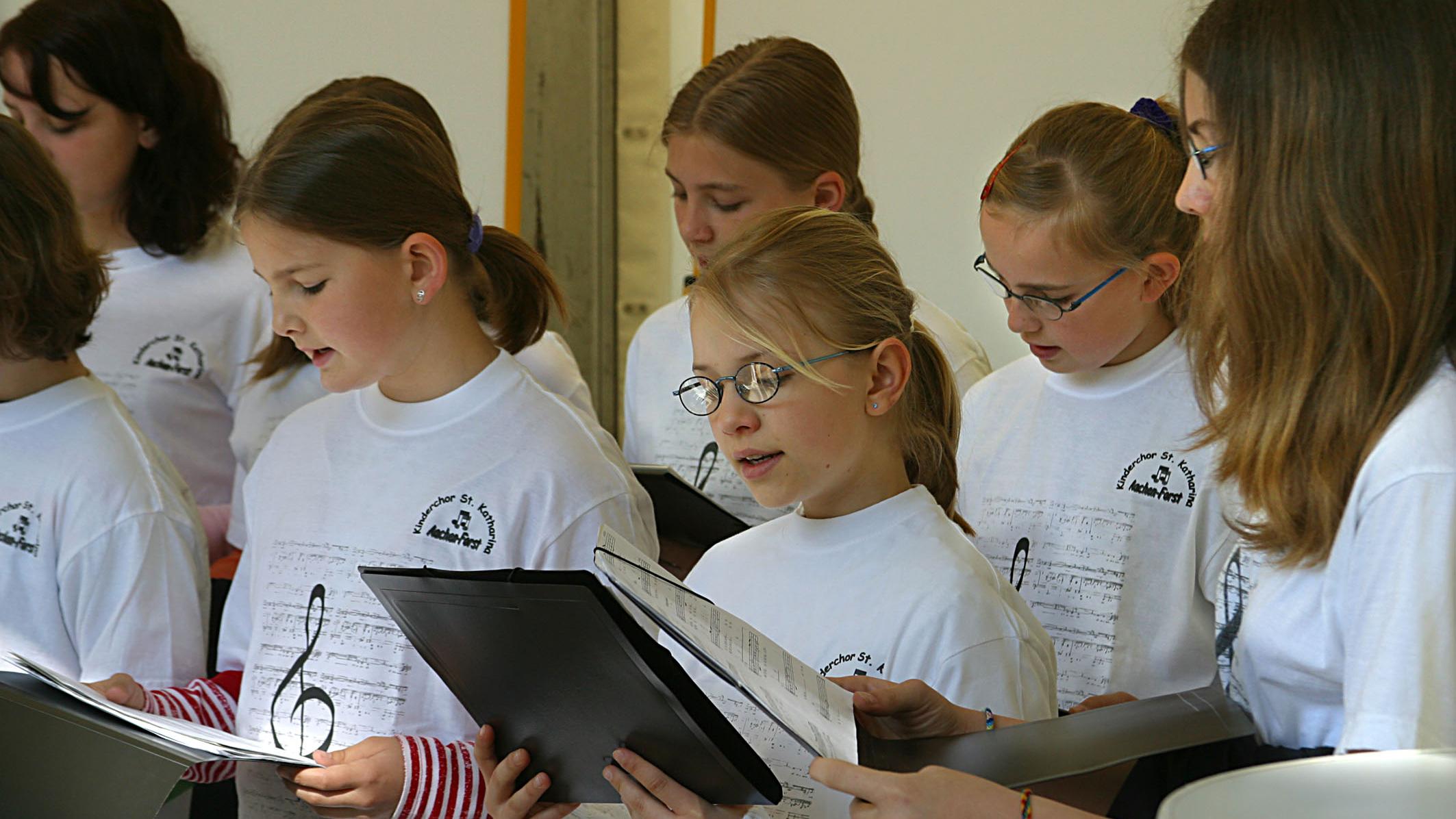 7 Mädchen singen gemeinsam