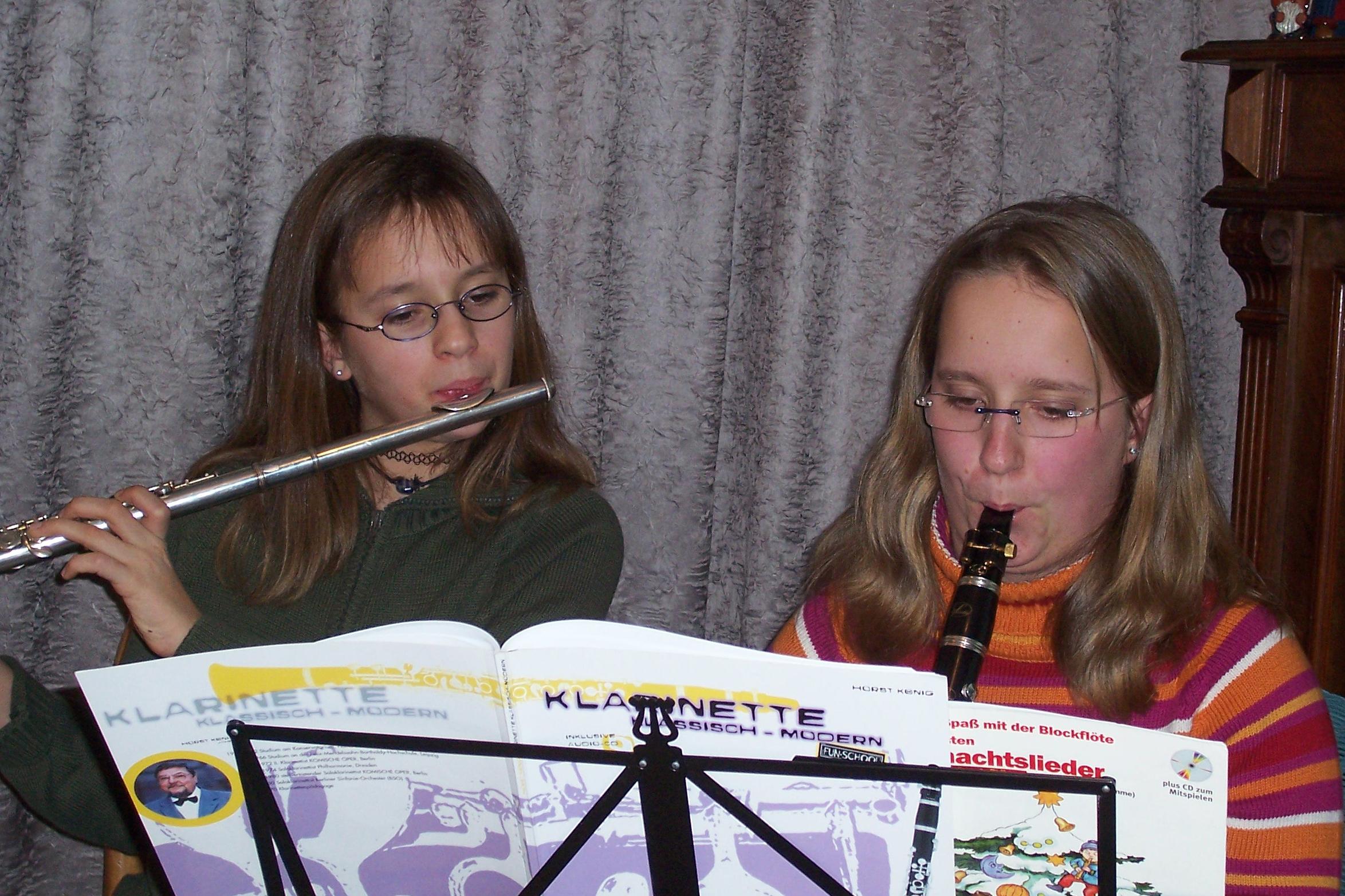 2 Mädchen spielen Klarinette und Querflöte zusammen