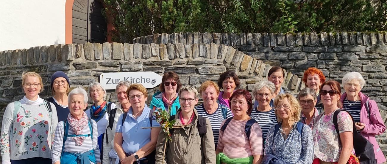 Eine Gruppe von Pilgerinnen und Pilger aus der Pfarrei Hl. Edith Stein in Klausen