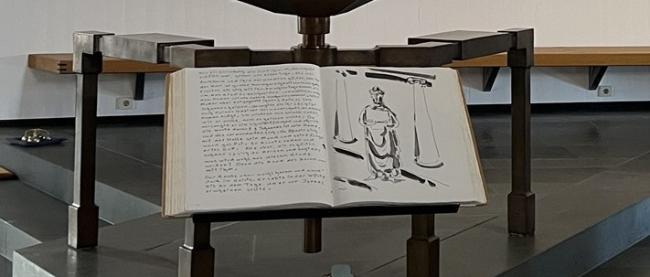 die Bücker Bibel hat ihren festen Platz am Ambo der Kirche St. Augustinus gefunden