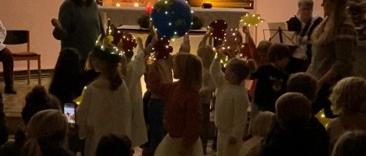 Kinder mit Luzienkranz im Gottesdienst in der Filscher Kapelle