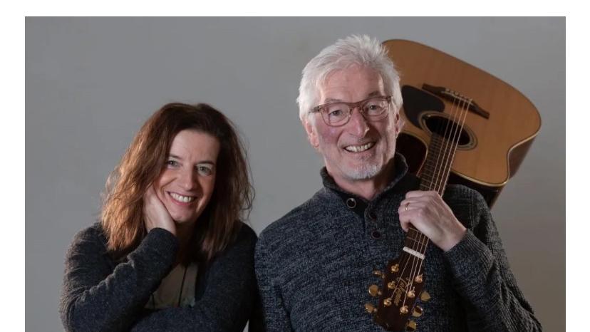 Bild der Künstlerin Sabine Fass mit  Cajón und dem Künstler Udo Hildebrand mit Gitarre