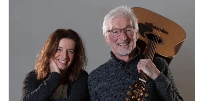 Bild der Künstlerin Sabine Fass mit  Cajón und dem Künstler Udo Hildebrand mit Gitarre