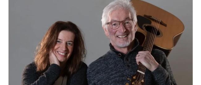 Bild der Künstlerin Sabine Fass mit  Cajón und dem Künstler Udo Hildebrand mit Gitarre