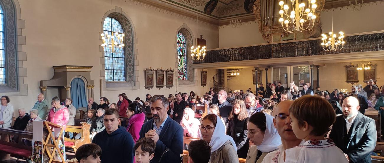 Gläubige im rumänisch-orthodoxen Gottesdienst in der Kirche St. Georg