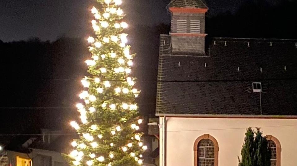 eine 12 Meter hohe Tanne mit Lichtern geschmückt neben der Kapelle St. Luzia in Filsch
