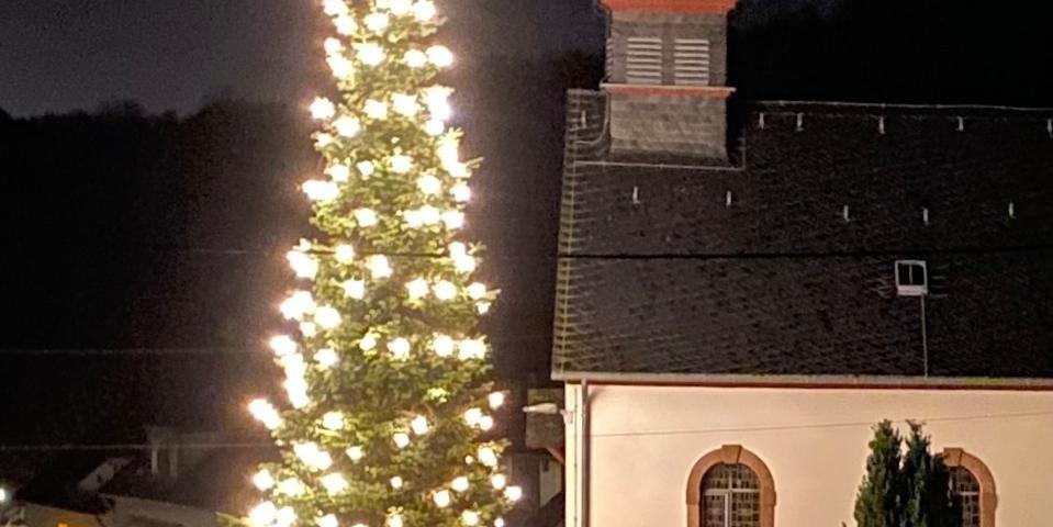 eine 12 Meter hohe Tanne mit Lichtern geschmückt neben der Kapelle St. Luzia in Filsch