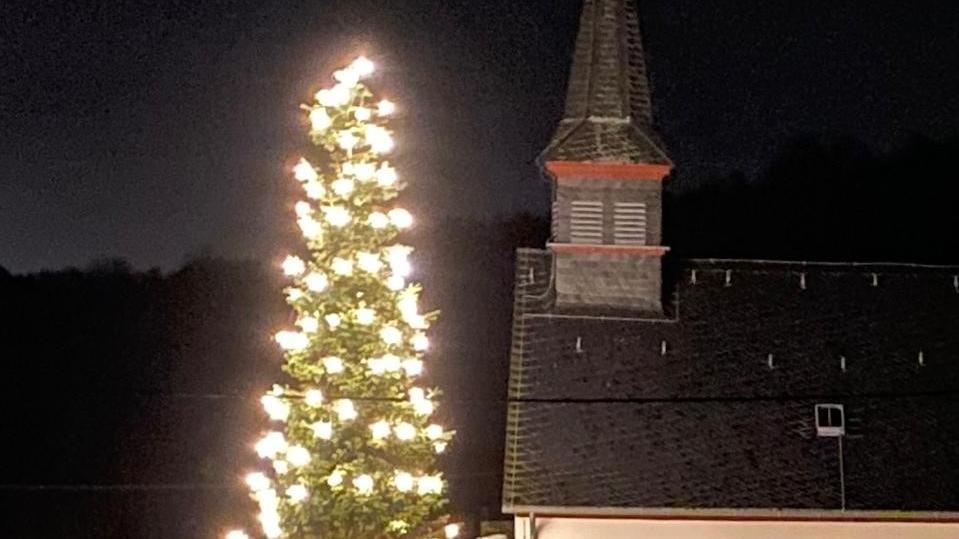 eine 12 Meter hohe Tanne mit Lichtern geschmückt neben der Kapelle St. Luzia in Filsch