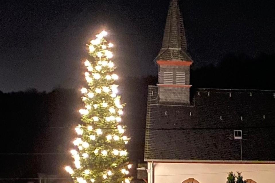 eine 12 Meter hohe Tanne mit Lichtern geschmückt neben der Kapelle St. Luzia in Filsch