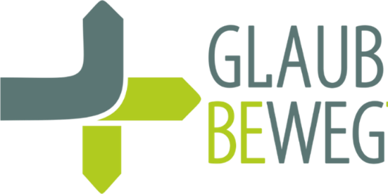 abgebildet ist der Schriftzug Glaube bewegt und ein Wegzeichen