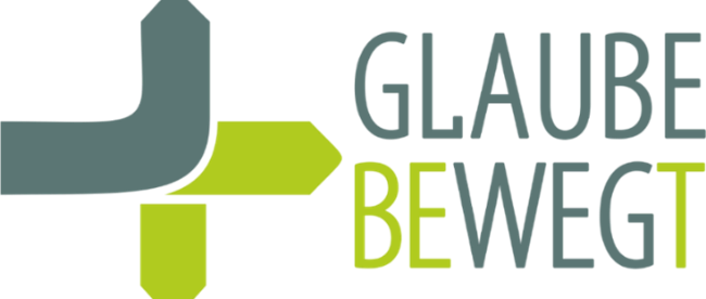 abgebildet ist der Schriftzug Glaube bewegt und ein Wegzeichen