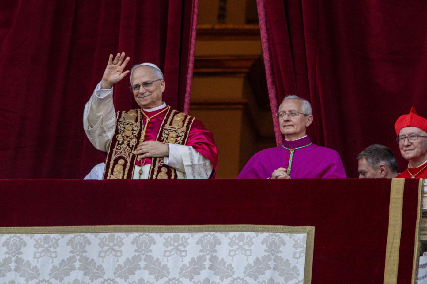 Papst Leo XIV. nach seiner Bekanntgabe auf der Loggia des Petersdoms