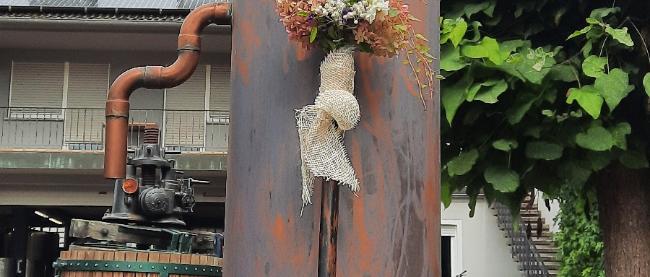 geschmücktes Vortragekreuz auf dem Weg nach Klausen