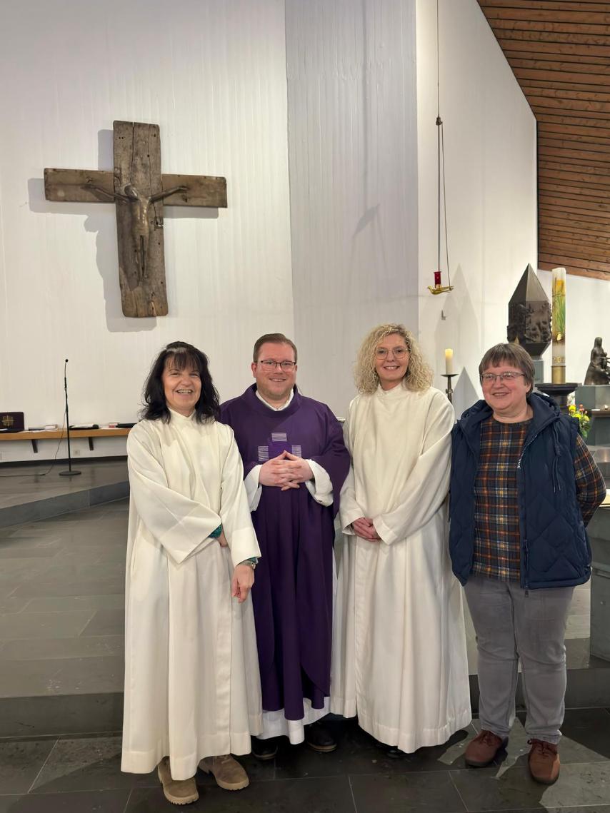 auf dem Bild sind die Gemeindereferentin Jutta Trierweiler. Dagmar Meyer, Ursula Lauscher und Pfarrer Dominik Schmitt zu sehen