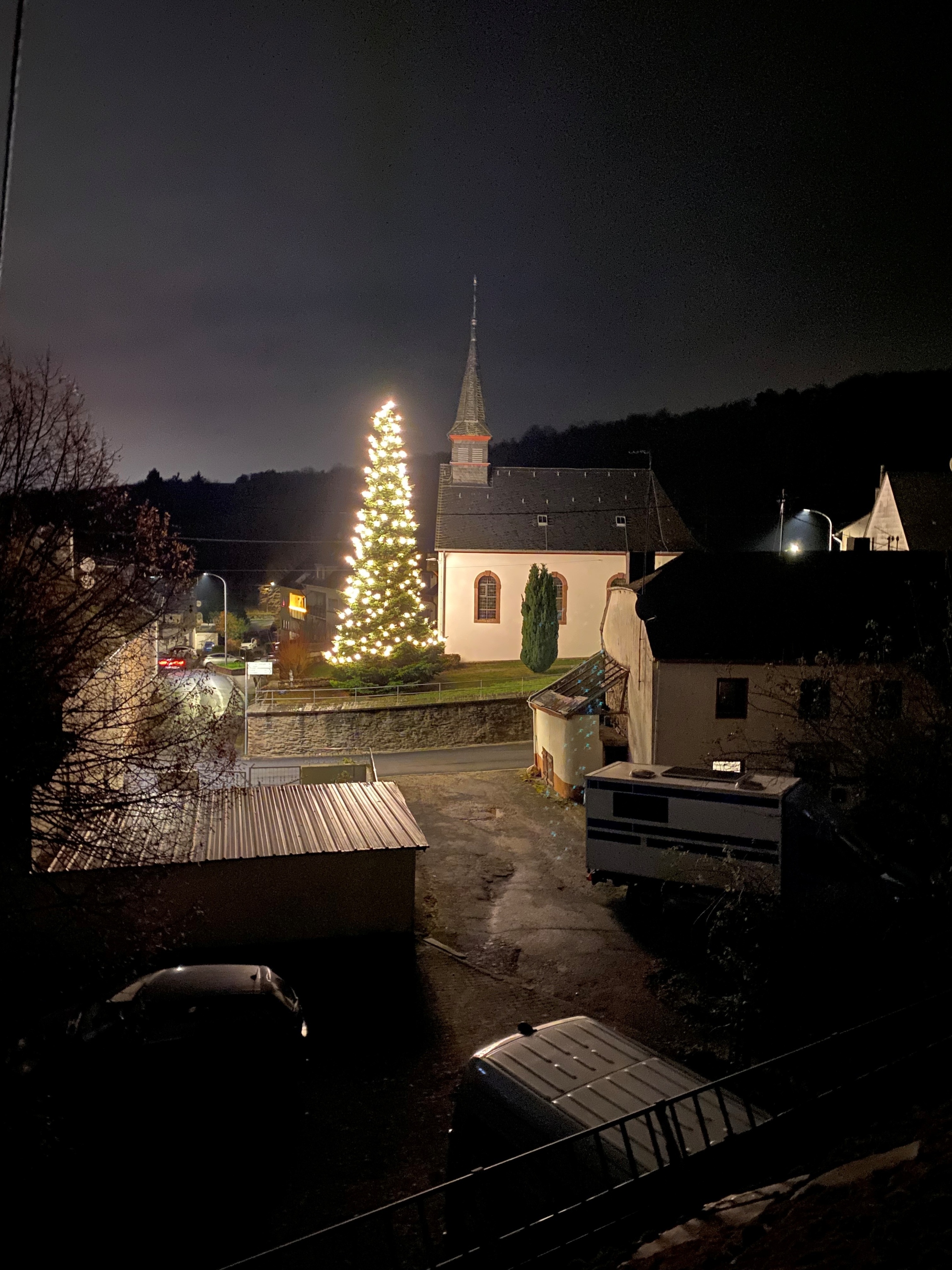Geschmückter Tannenbaum neben der Kapelle St. Luzia in Trier- Filsch (c) Margit Müller Geschmückter Tannenbaum neben der Kapelle St. Luzia in Trier- Filsch