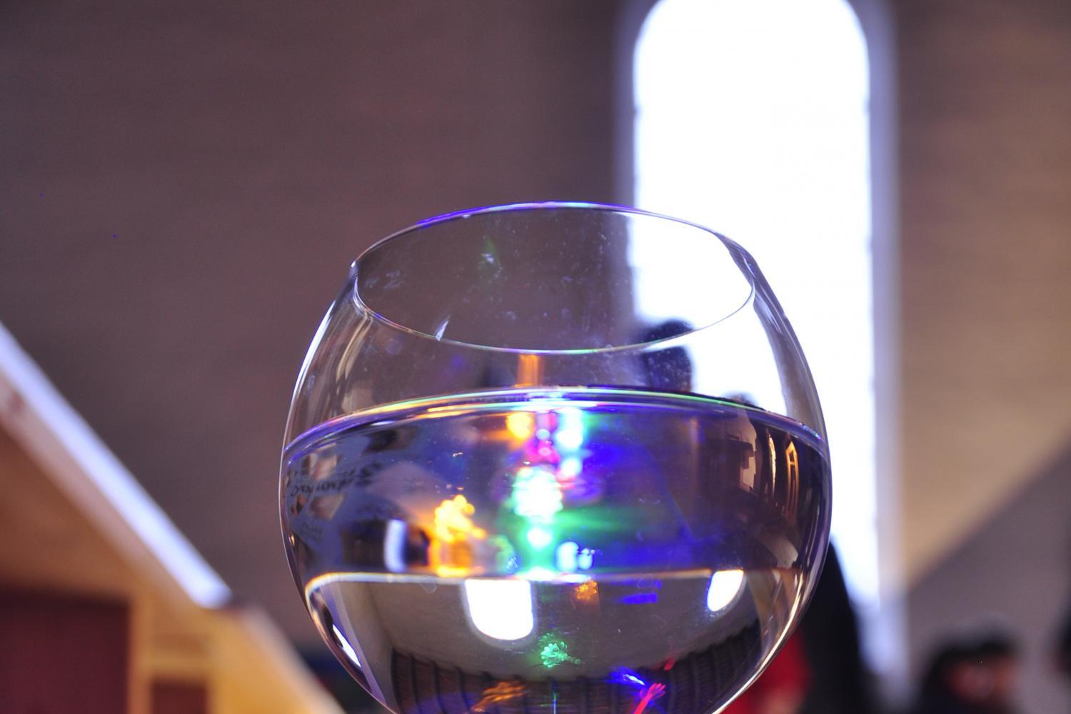 Trinkglas mit Wasser gefüllt auf einem Steinboden