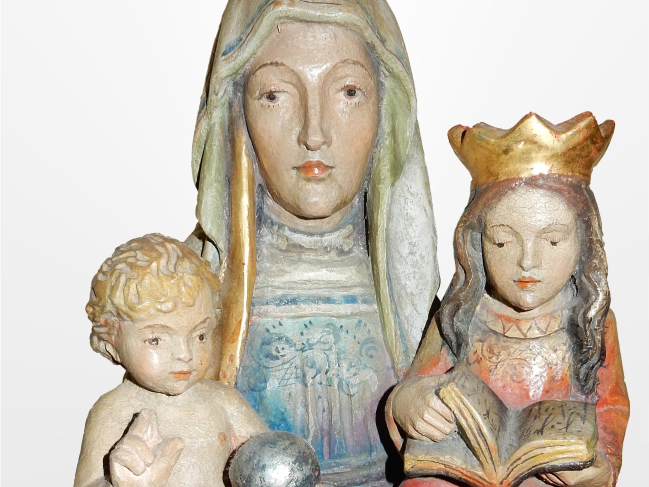 Holzstatue der Heiligen Anna mit Jesuskind und Maria auf dem Schoß.