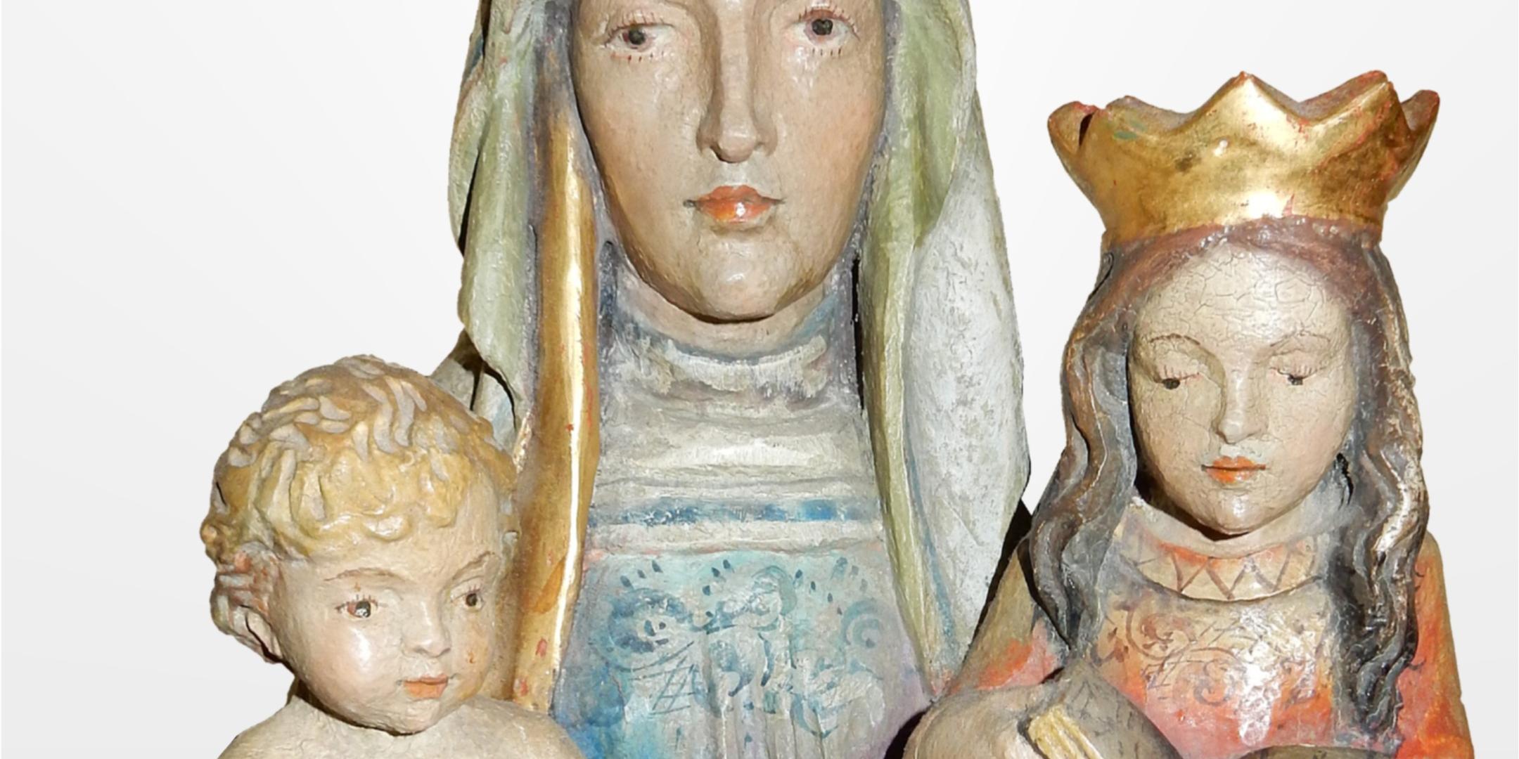 Holzstatue der Heiligen Anna mit Jesuskind und Maria auf dem Schoß.