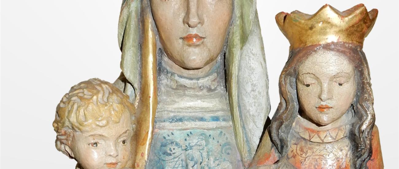 Holzstatue der Heiligen Anna mit Jesuskind und Maria auf dem Schoß.