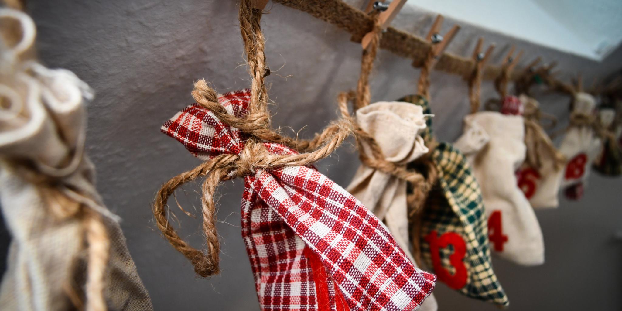 Kleine Jutesäckchen, die an einer Schnur aufgehängt sind