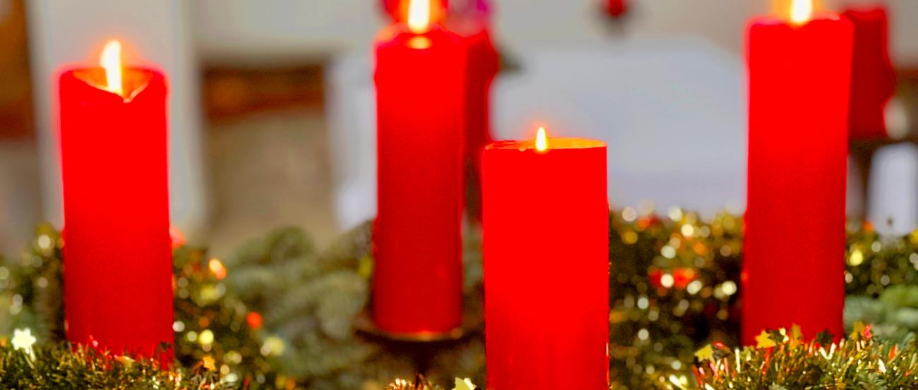 Adventskranz mit 4 brennenden Kerzen