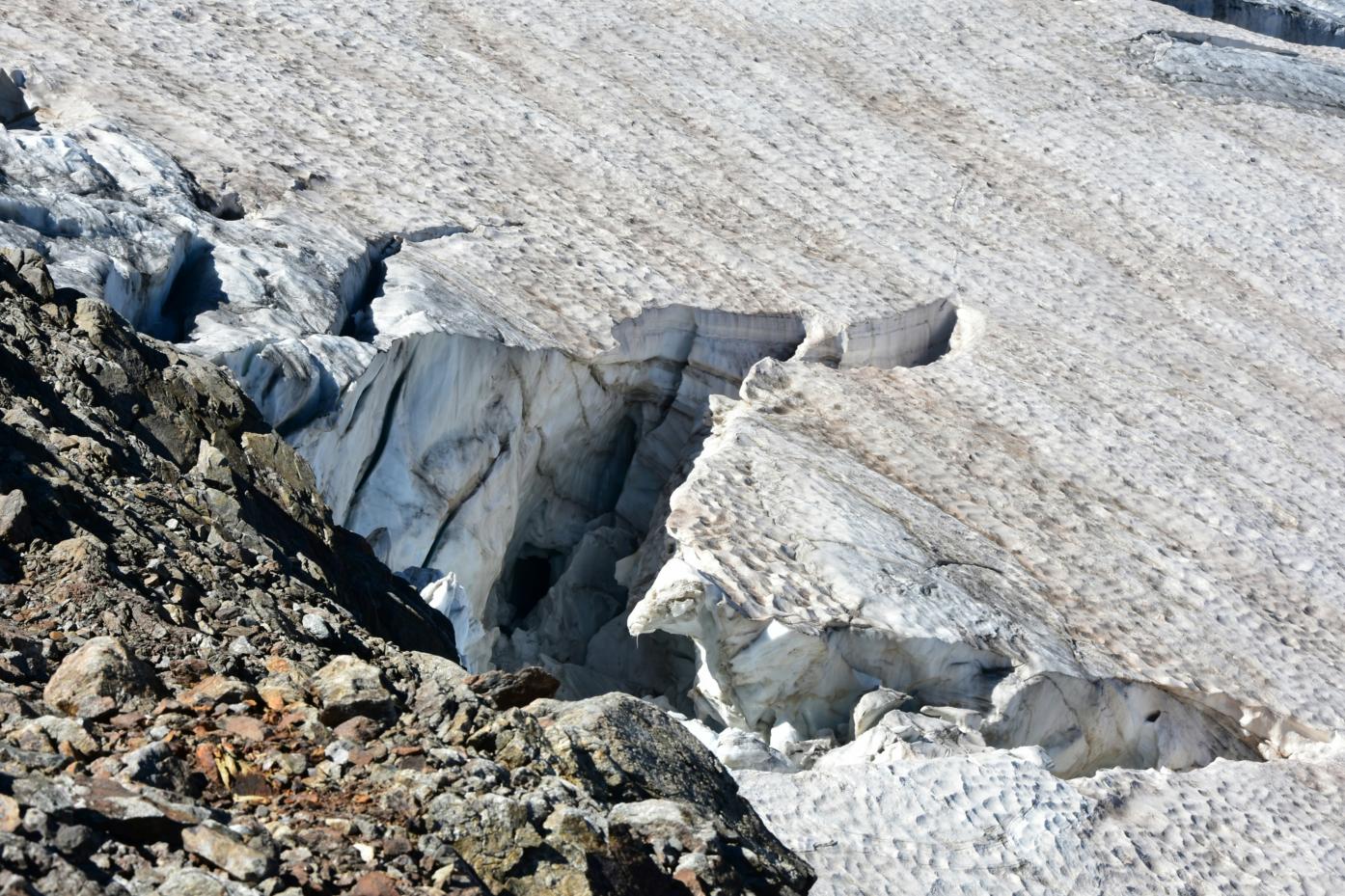 in der felsigen Landschaft hat sich eine Spalte aufgetan