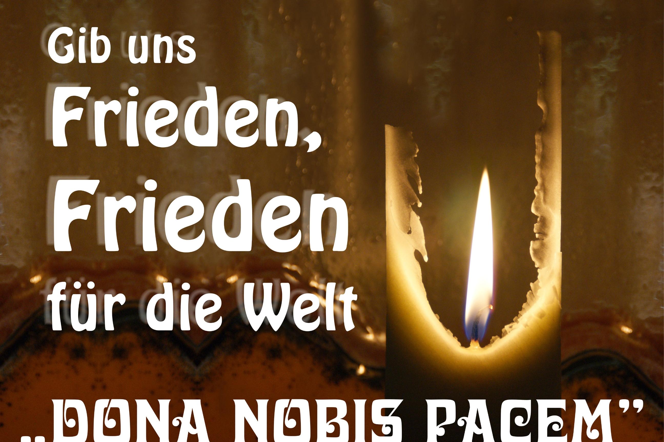 Kerzenflamme neben Text in weißer Schriftfarbe: Gib uns Frieden, Frieden für die Welt 'Dona nobis pacem'